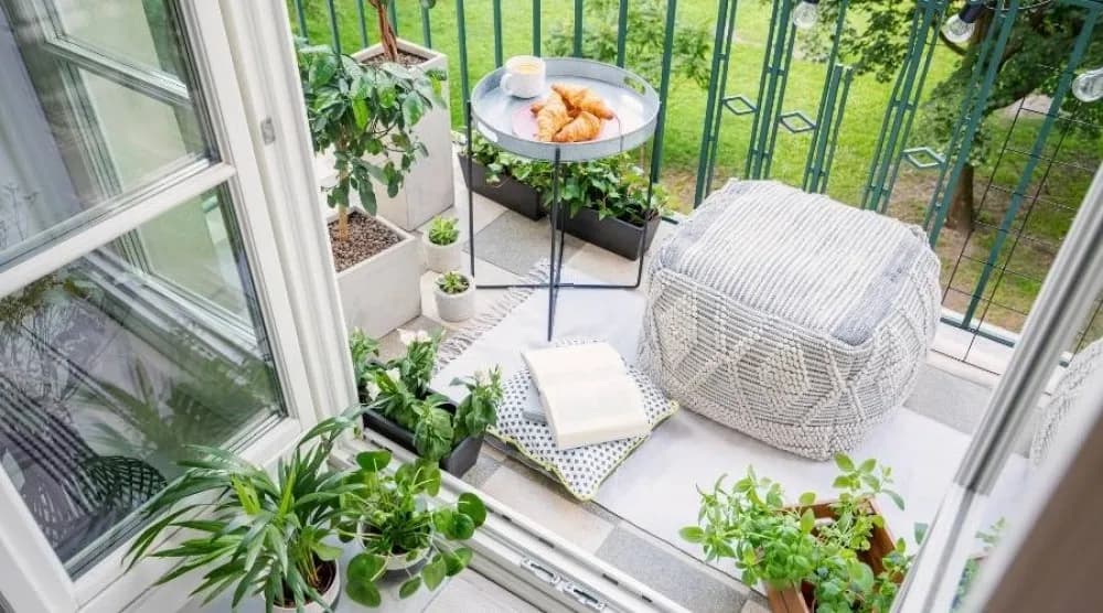 Jak urządzić balkon w bloku - sprawdzone pomysły na małą przestrzeń