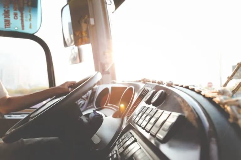 Ile można zarobić na wynajmie busa? Sprawdź realne zyski i koszty