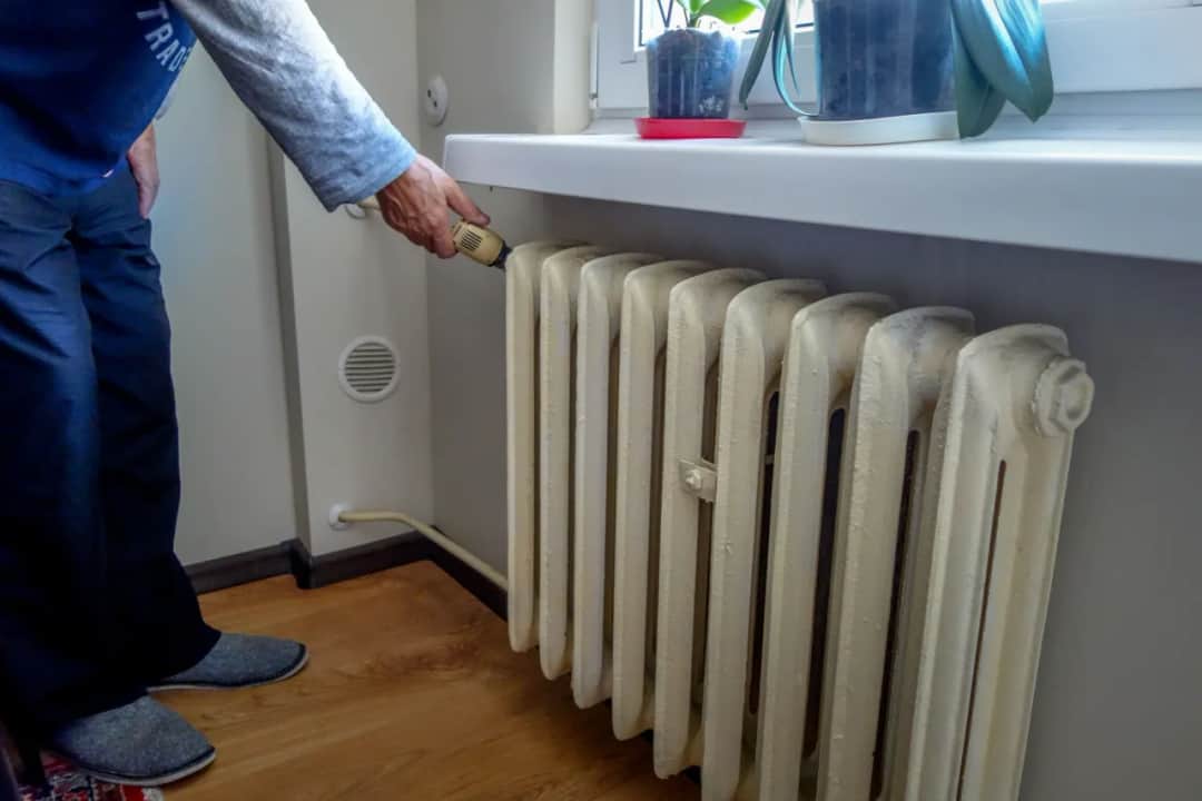 Jakie grzejniki do mieszkania w bloku wybrać, by zaoszczędzić?