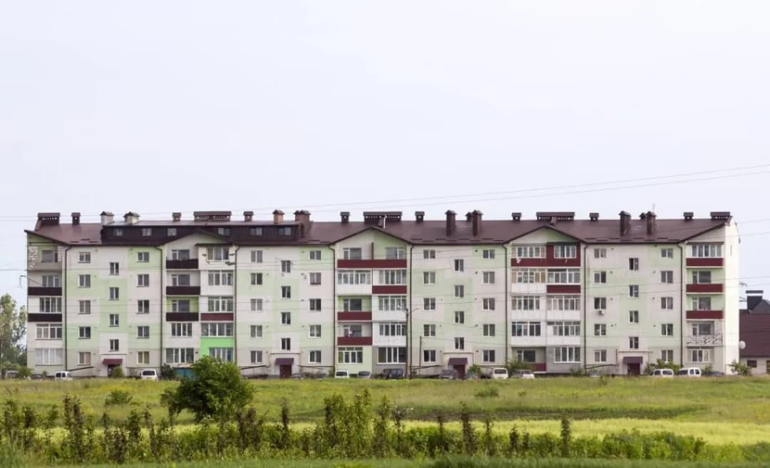 Ile kosztuje mieszkanie w bloku na wsi? Ceny, które zaskakują