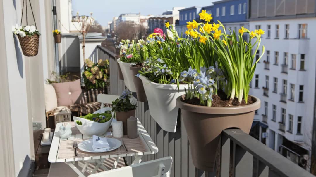 Jak urządzić mały wąski balkon w bloku – inspiracje, które zachwycą