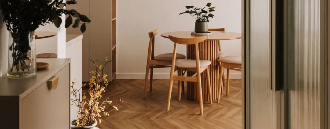 Jaką podłogę do mieszkania w bloku wybrać, aby uniknąć problemów?