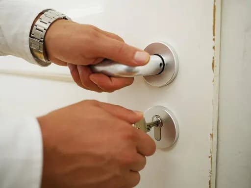 Kiedy wynajmujący może wejść do mieszkania najemcy? Prawa najemcy