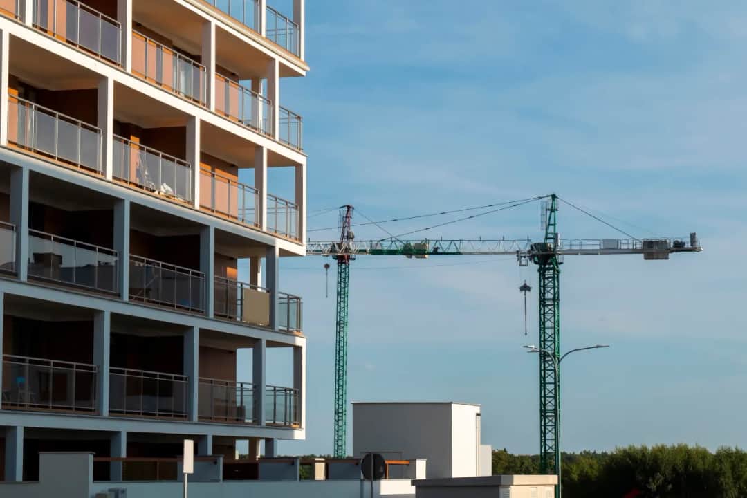 Czy deweloper może podnieść cenę mieszkania? Sprawdź swoje prawa