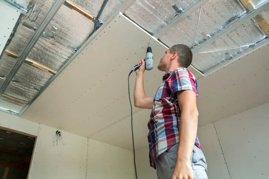 Skuteczne sposoby na wyciszenie sufitu w bloku i redukcję hałasu