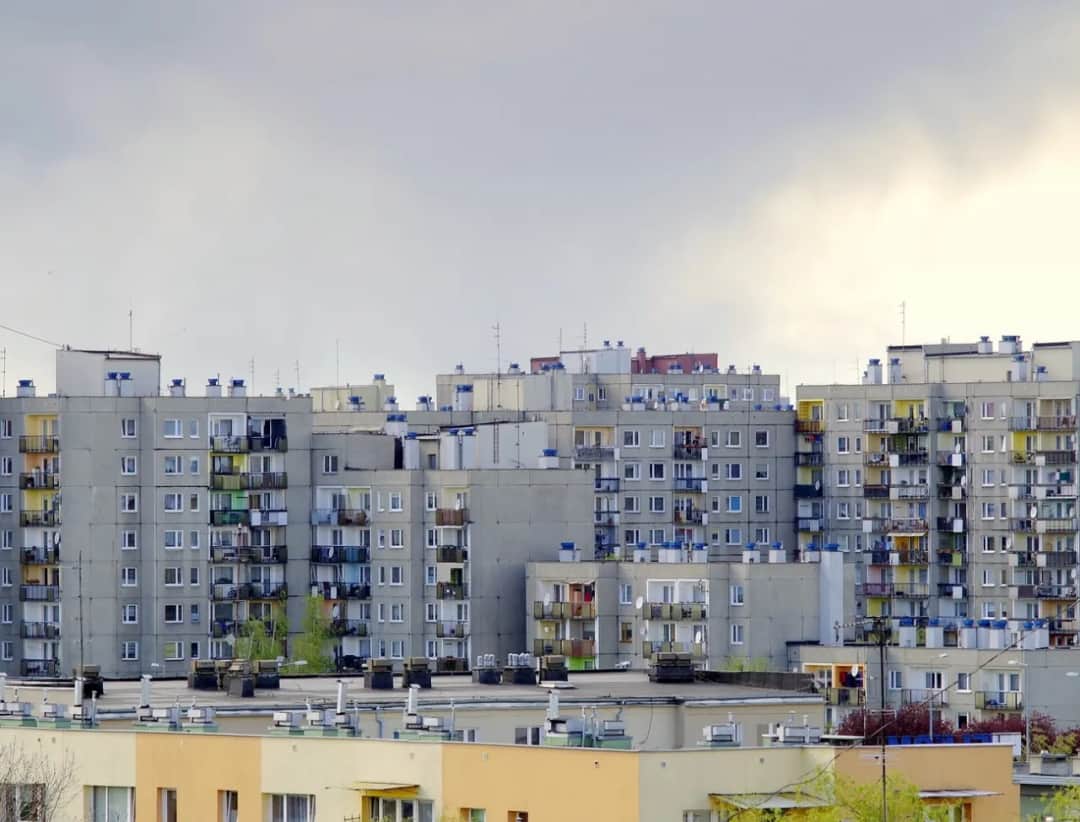 Czy warto wykupić grunt pod swoim mieszkaniem w bloku? Oto prawda